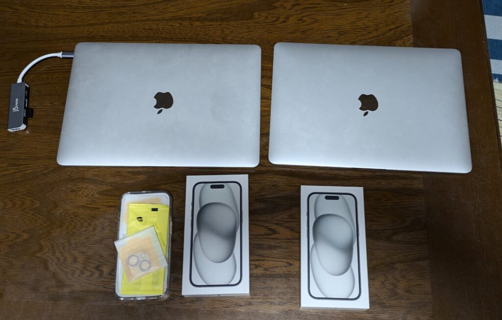 届いたiPhone 15の箱。MacBookと並べて撮影しました。