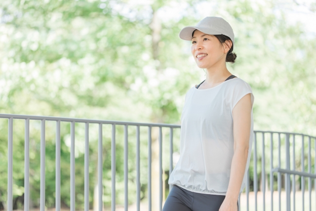 気候と体調に合わせた服装を選びます。写真はイメージです。